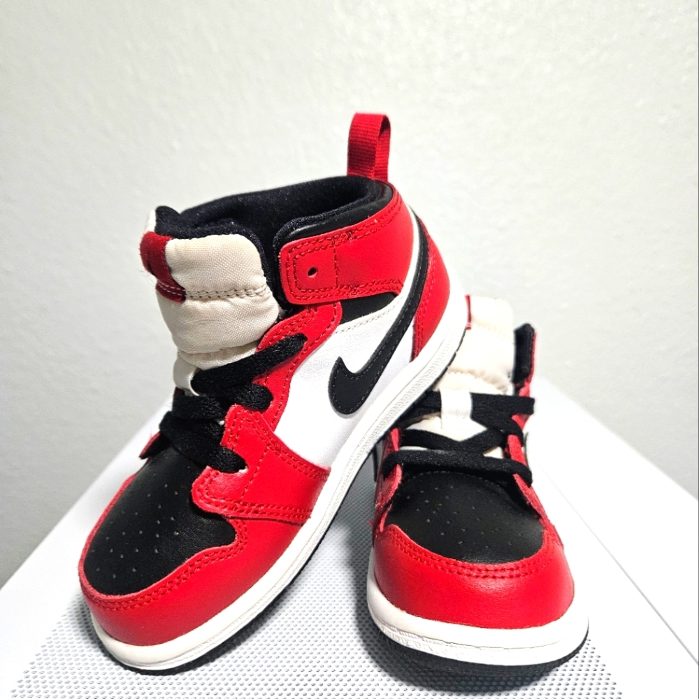 Nike Air Jordan 1 Mid Chicago Size 8c